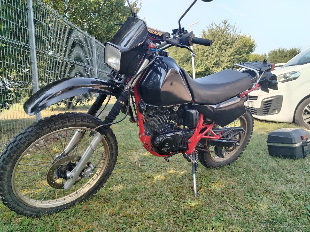 Suzuki DR 125