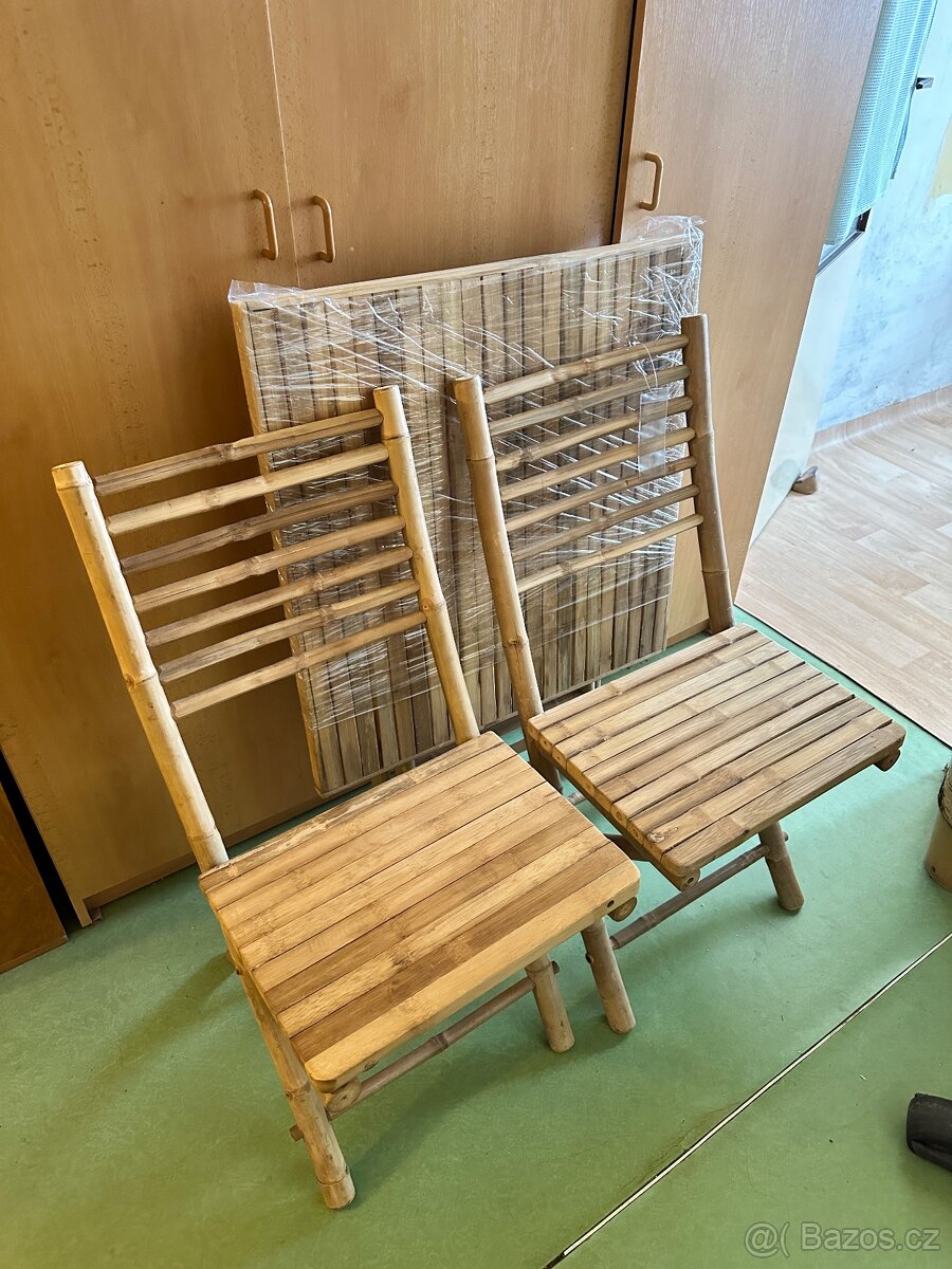 Bambusový stůl s židlemi