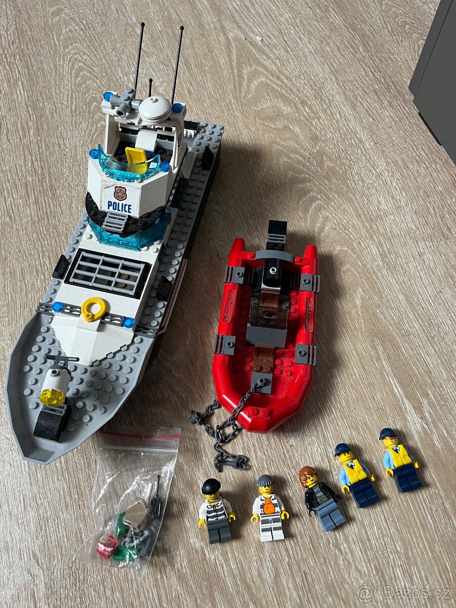 Lego policejní loď