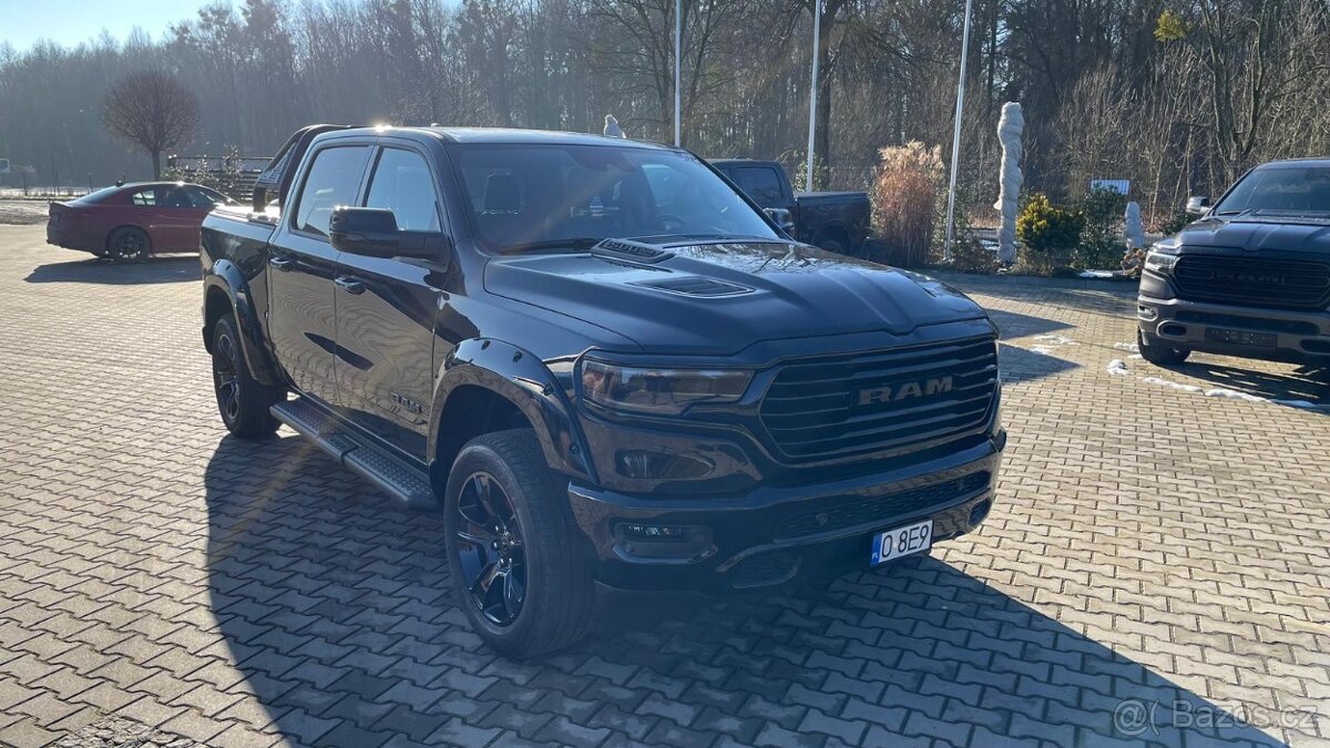 Dodge RAM 1500 5.7 4x4 Sport / Night Black.