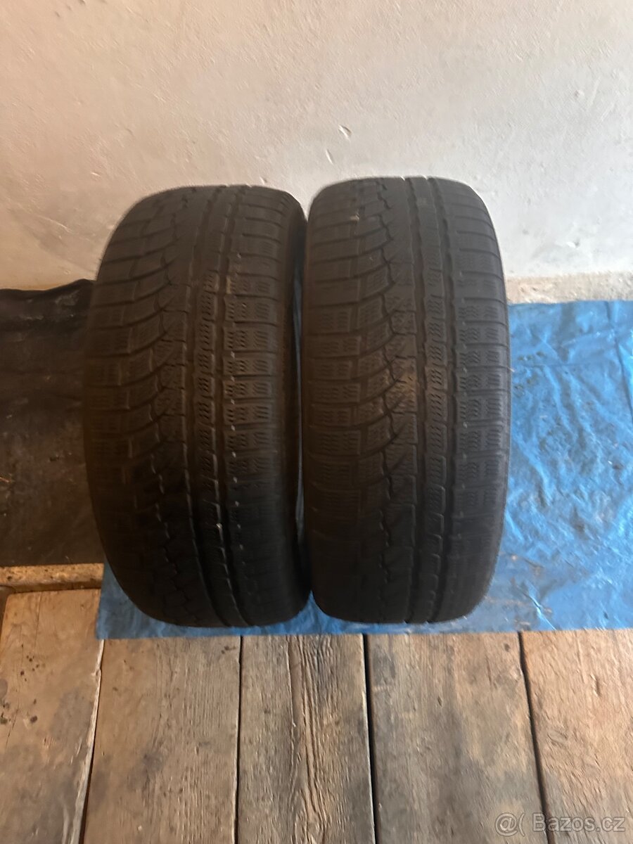 Prodám 2 zimní použité pneu  Nokian  215/50r17