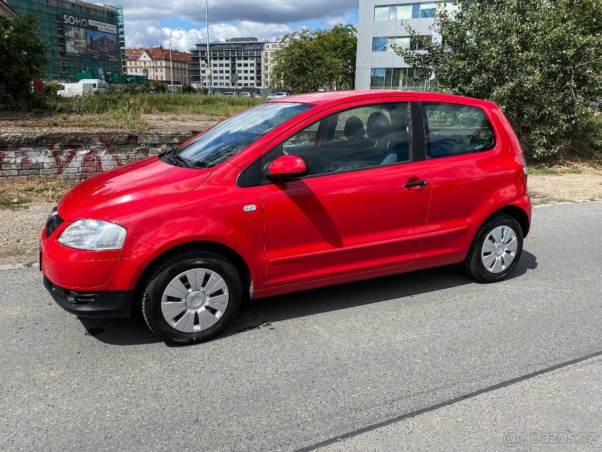 VOLKSWAGEN FOX 1.2i; r.v.2009, serviska, lustrace, nová STK