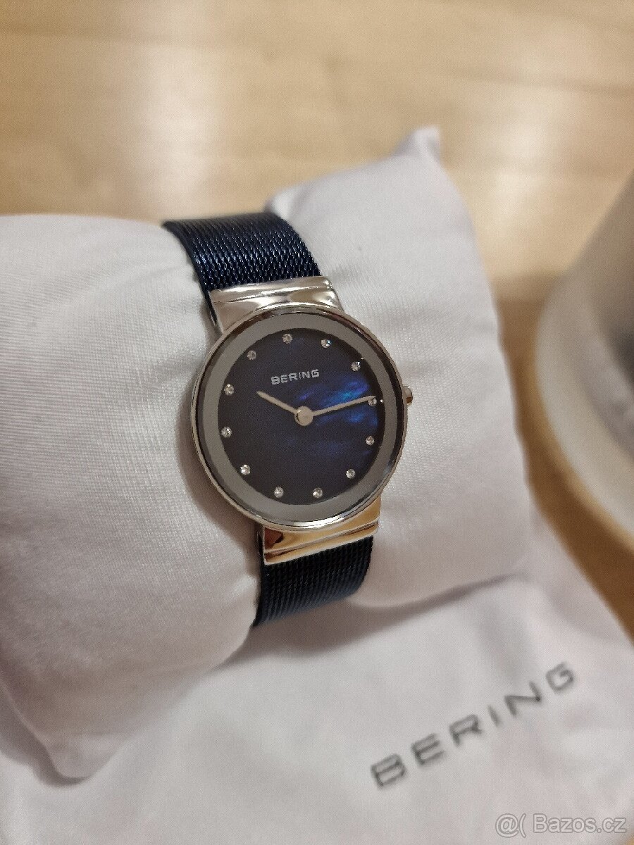 Dámské hodinky Bering Classic, modré s krystaly Swarovski