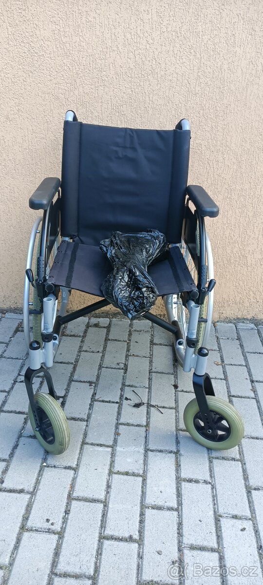 mechanický invalidní vozík.