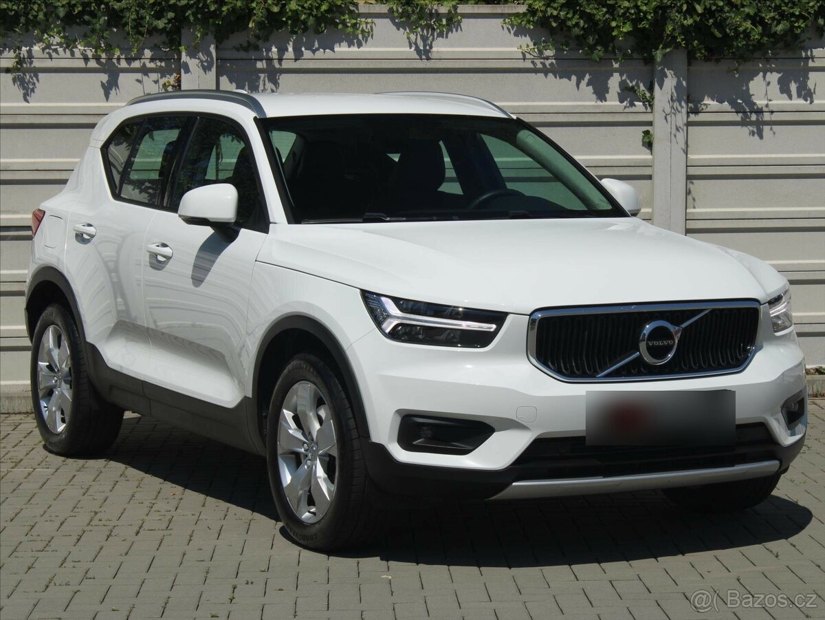 Volvo XC40 2,0 D4 140kW Drive-E AWD ČR 1.maj  8A/T Momentum 