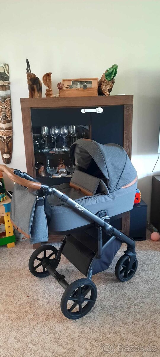 Prodám kočárek Roan Bloom, autosedačku Cybex + adaptéry