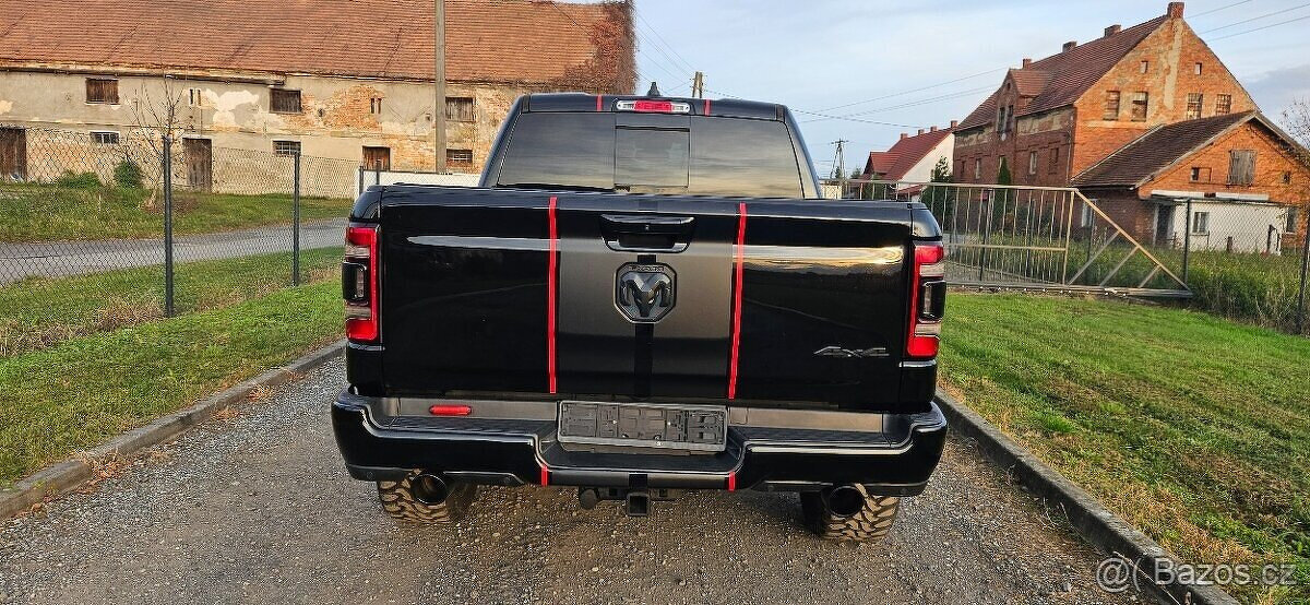 DODGE RAM V 2020 CREW CAB 1500 5.7 HEMI 4X4 ĆERNY