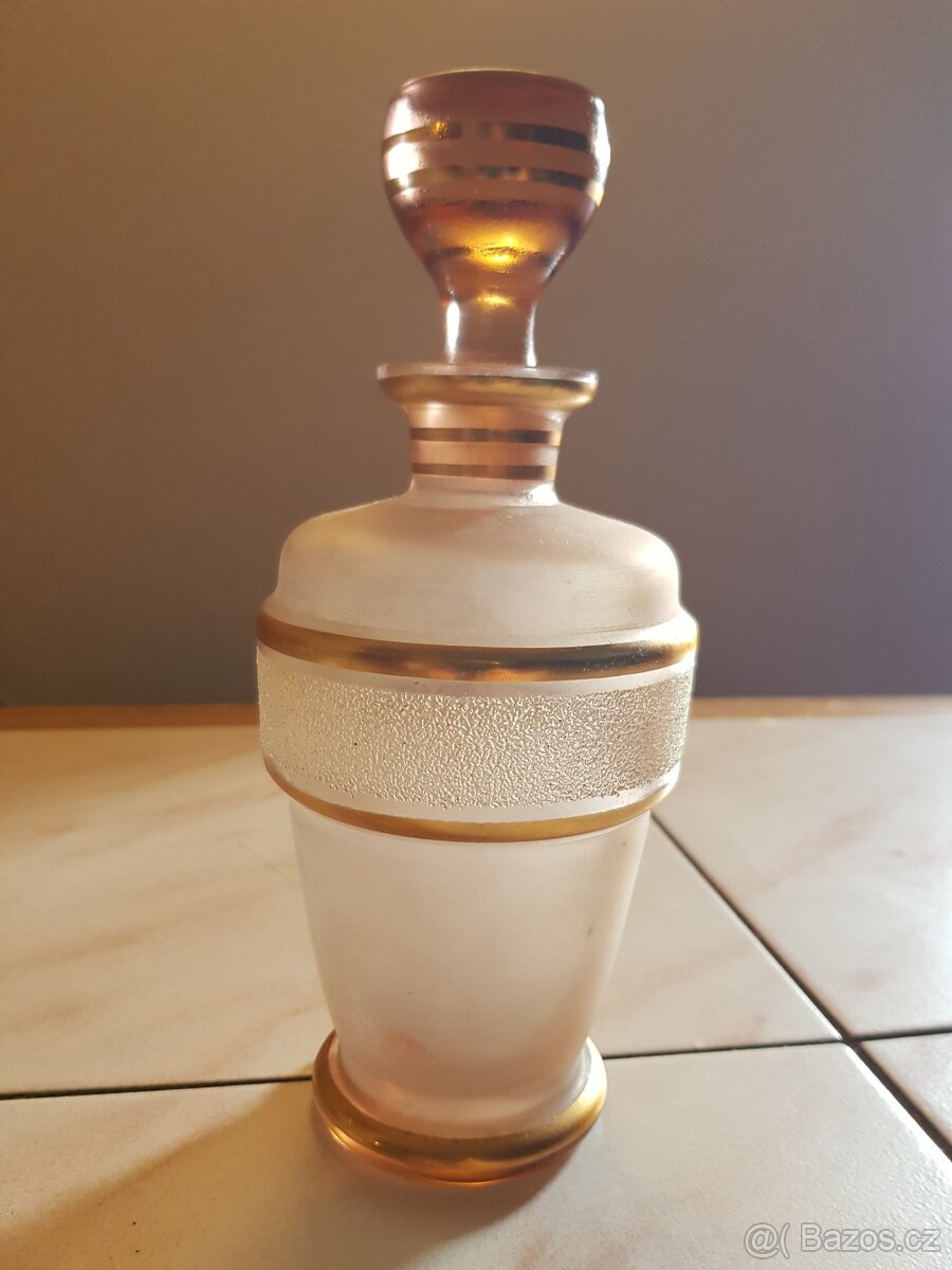 Broušená skleněná váza, s víčkem. Karafa