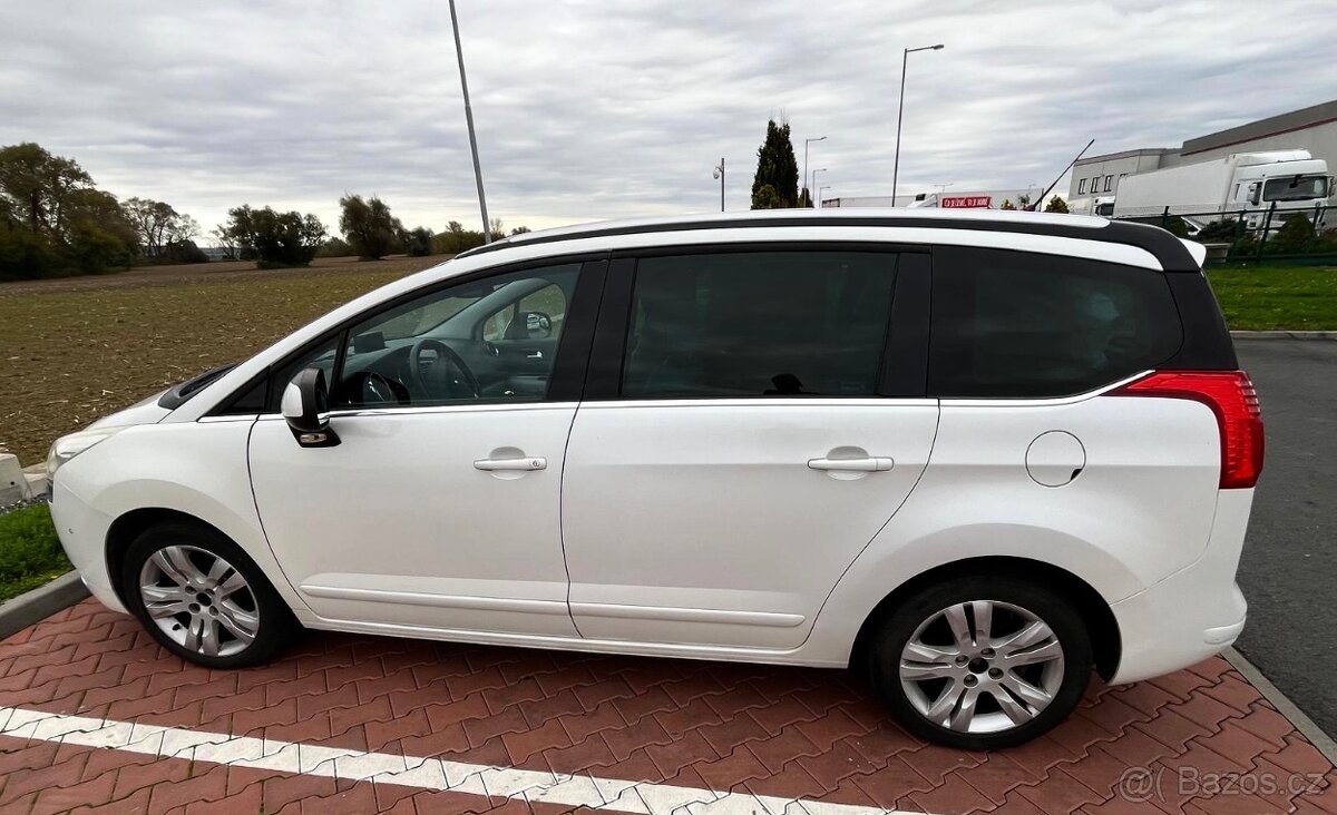 Peugeot 5008 sedmimístný vůz