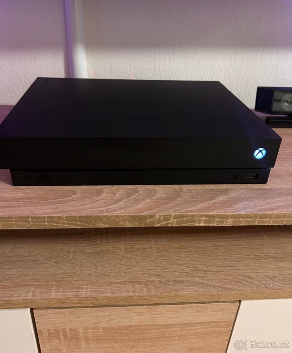 Xbox one X 1TB + ovladač a Kinect