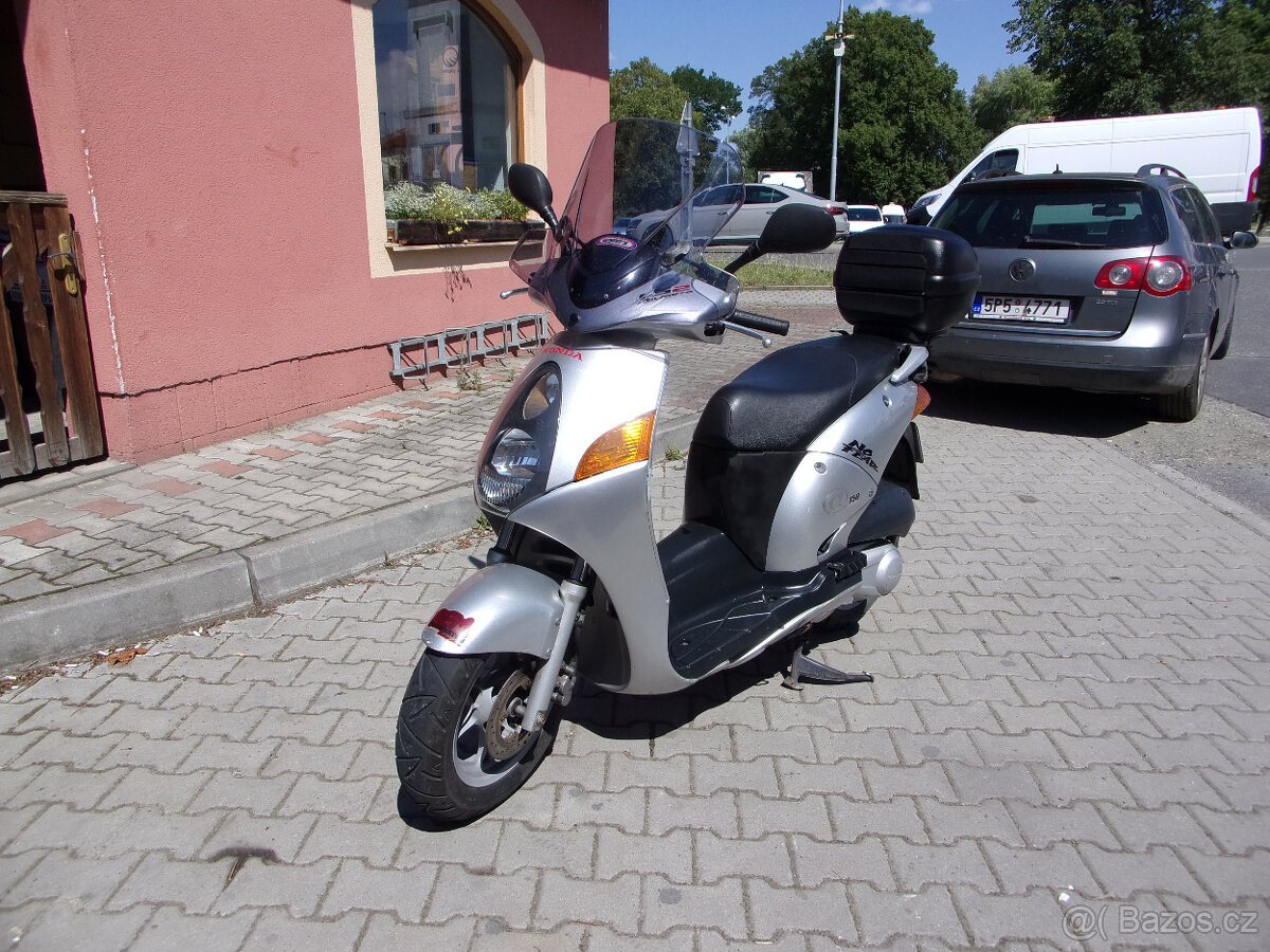 Honda NES 150 ,12kW,pouhých 20tis.km ujeto,perfektní stav 