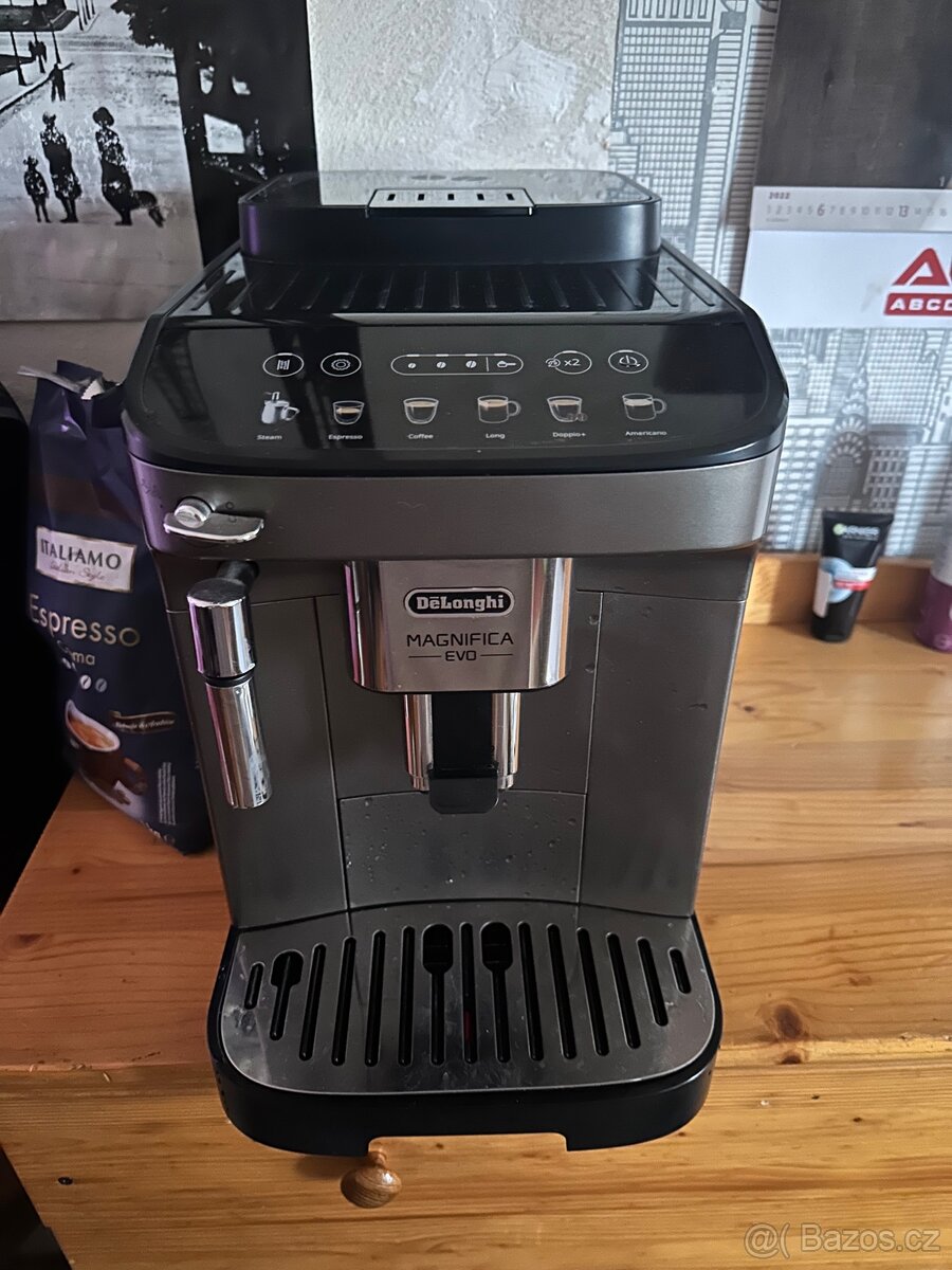 Kávovar Delonghi magnifica Evo.