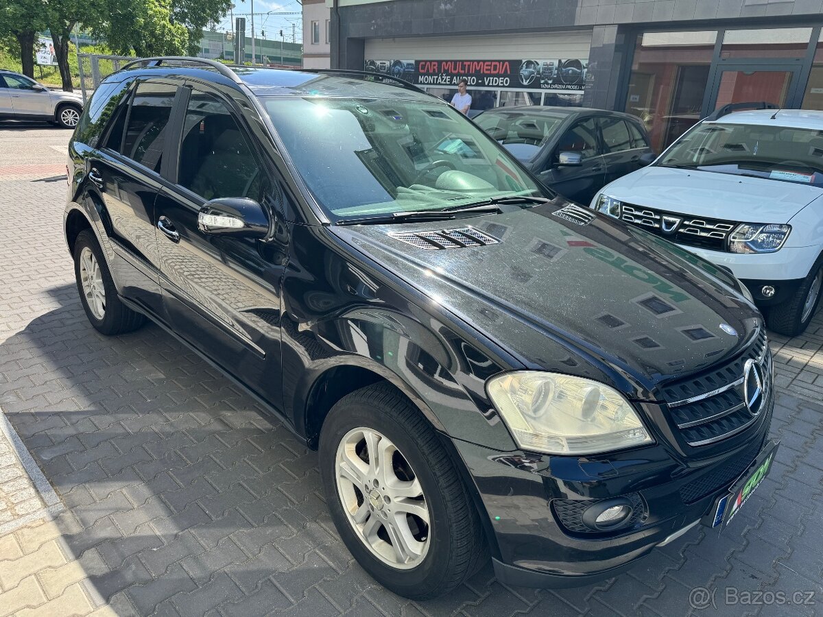 Mercedes ML 320 CDi 165 kW. 4 x 4, serviska