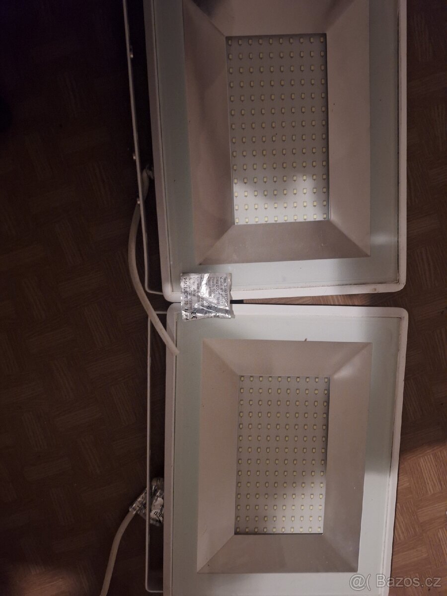 2 LED reflektory 100W na 230 V svítí bíle (6500 K)