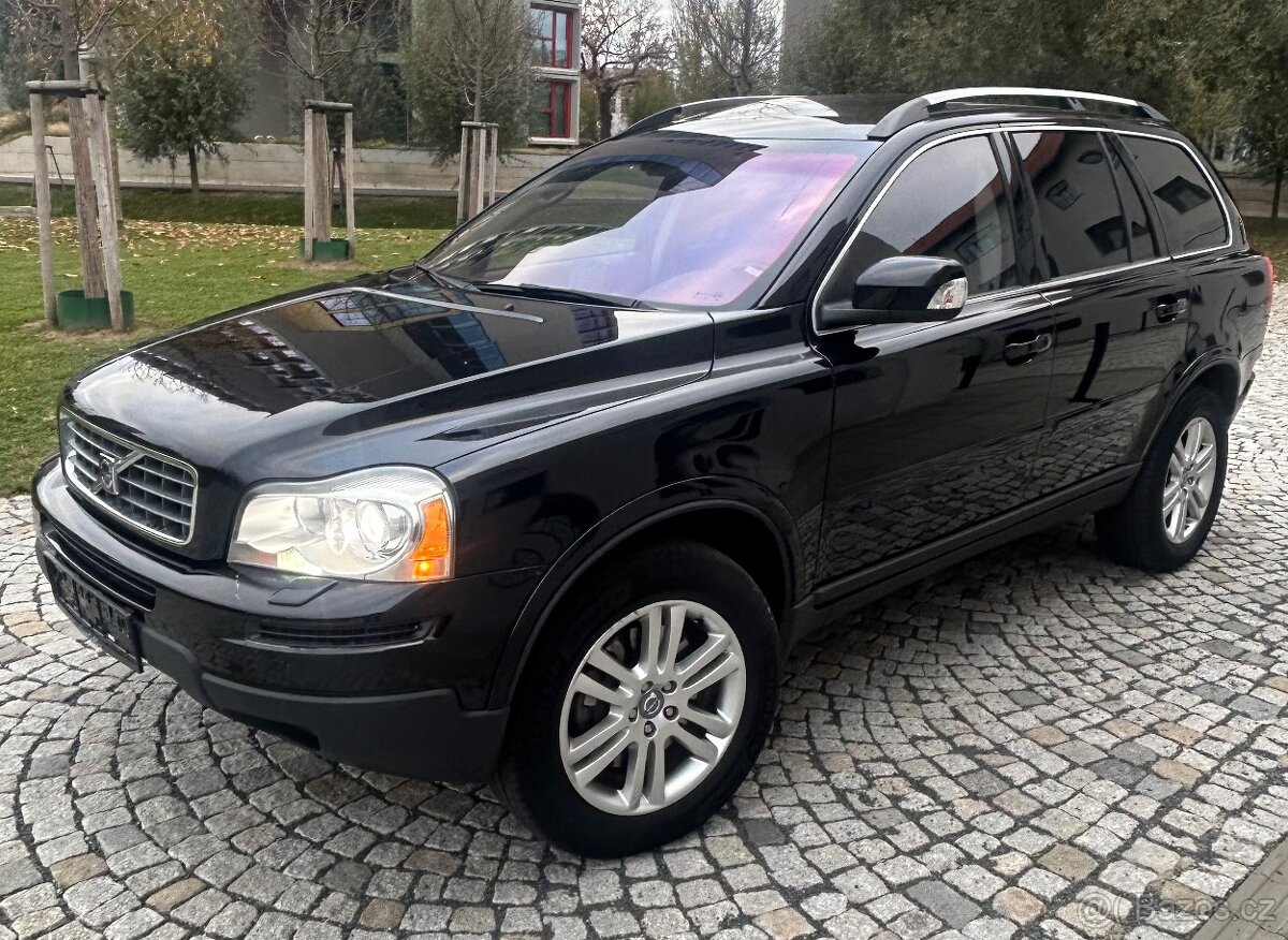 VOLVO XC90 2.4D5 136KW 4x4 SUMMUM-7MÍST-KUŽE-Bi XENON-TAŽNÉ