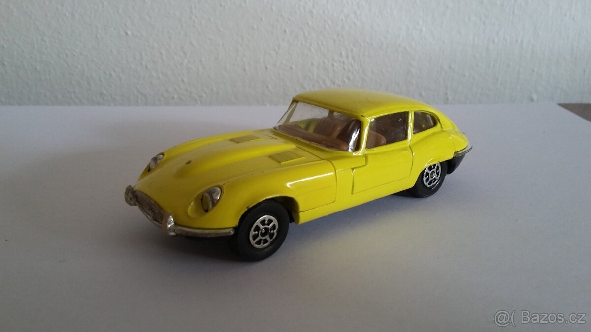 Starý model Corgi Toys Jaguar V 12 E type 1:43