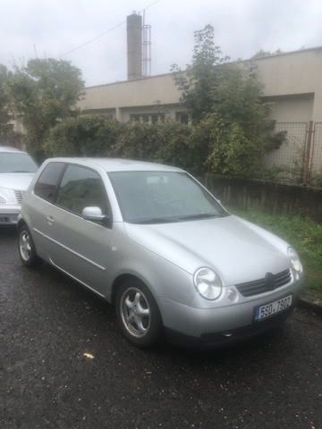 VW Lupo 1.0 MPI, rok 2003.  Velké dotykové rádio