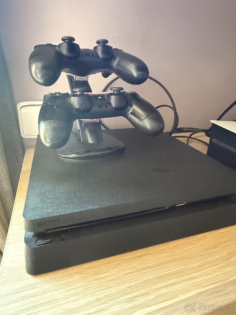 Playstation 4, 2 ovladače, nabíjecí stojan