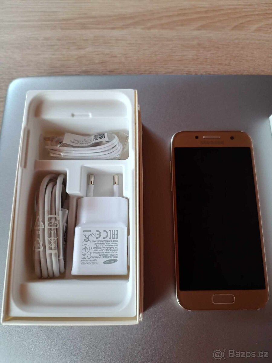 Samsung Galaxy A3 Gold, obal, příslušenství