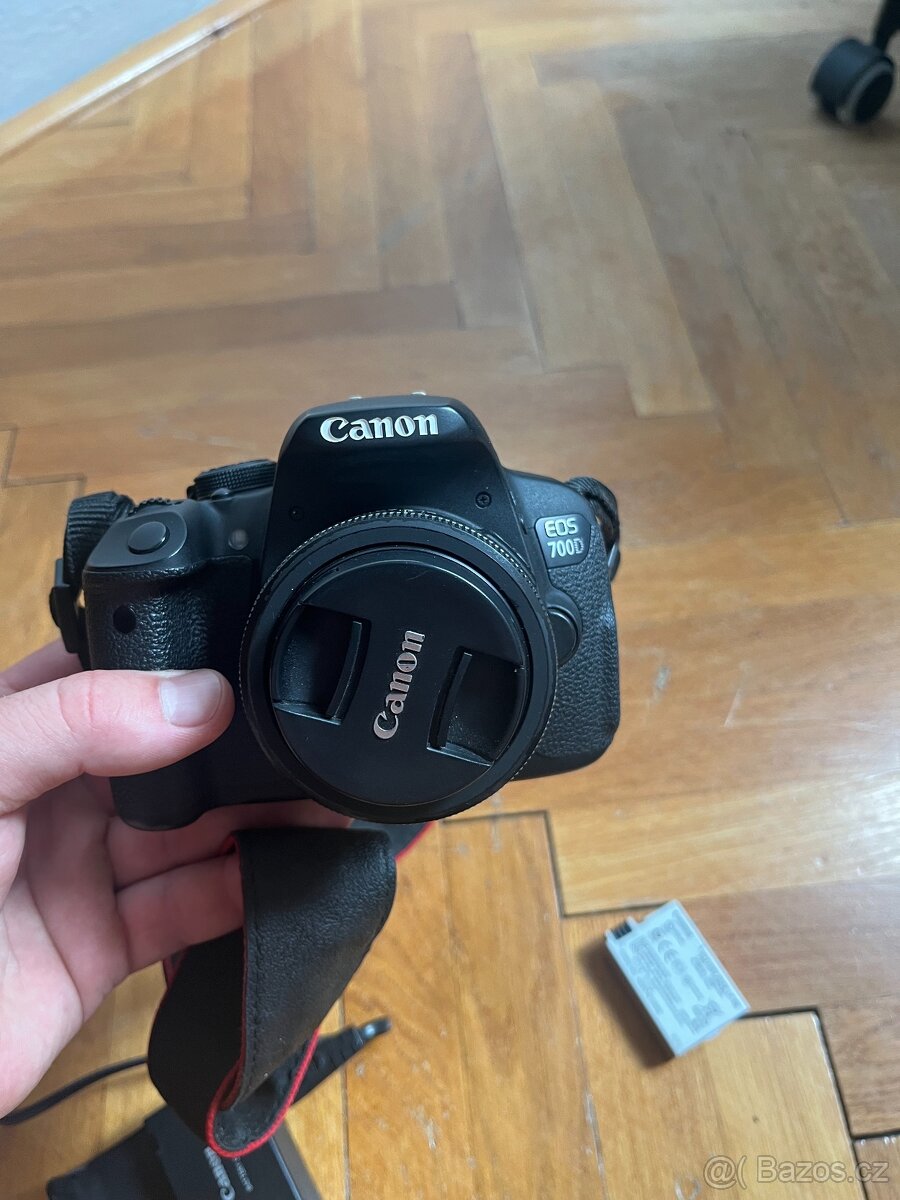 Canon 700 D, objektiv Canon EF-S 24mm, 2 baterie + stativ