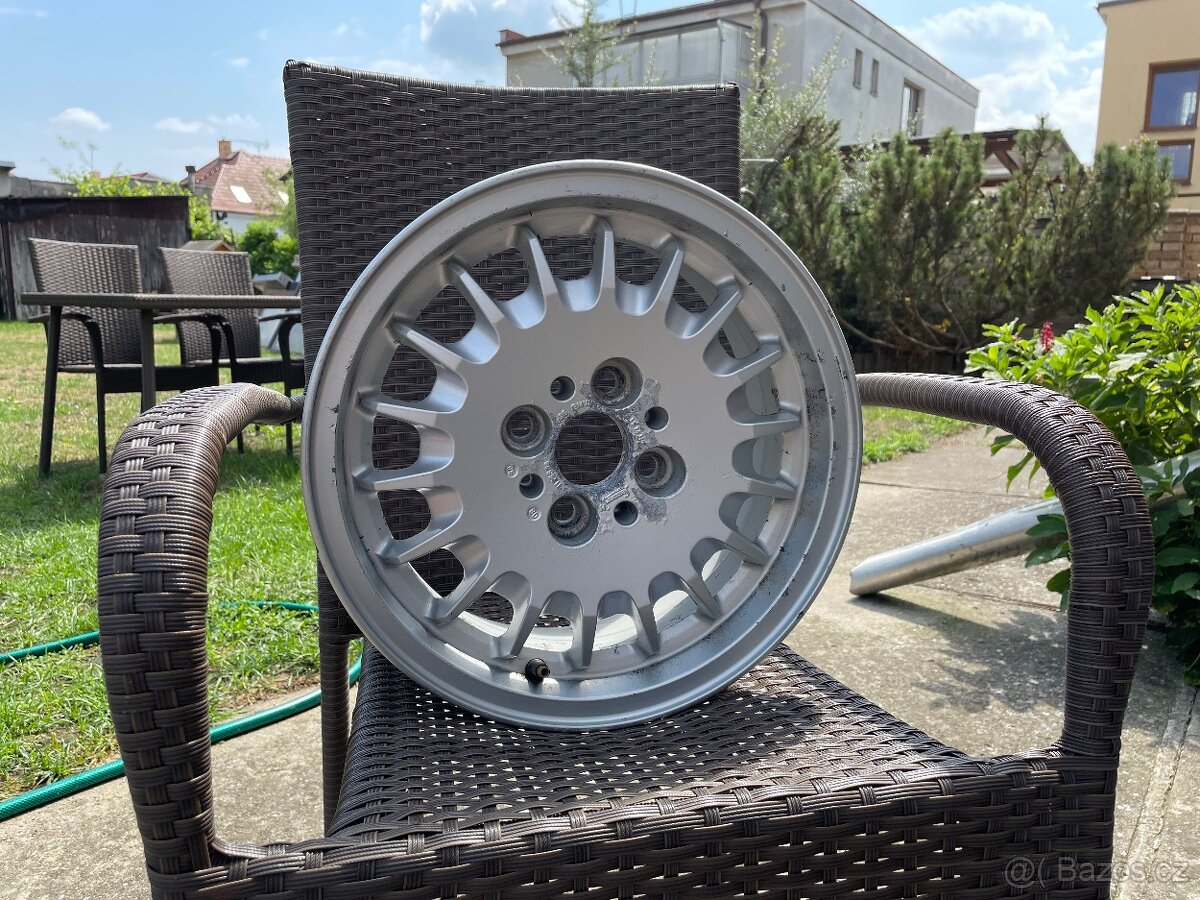 Originální 14” alu kolo na BMW e30