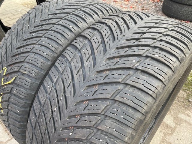 Celoroční pneu Nokian 255/55R18