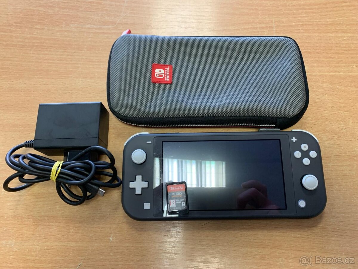 Nintendo Switch Lite s originálním obalem a hrou Metro