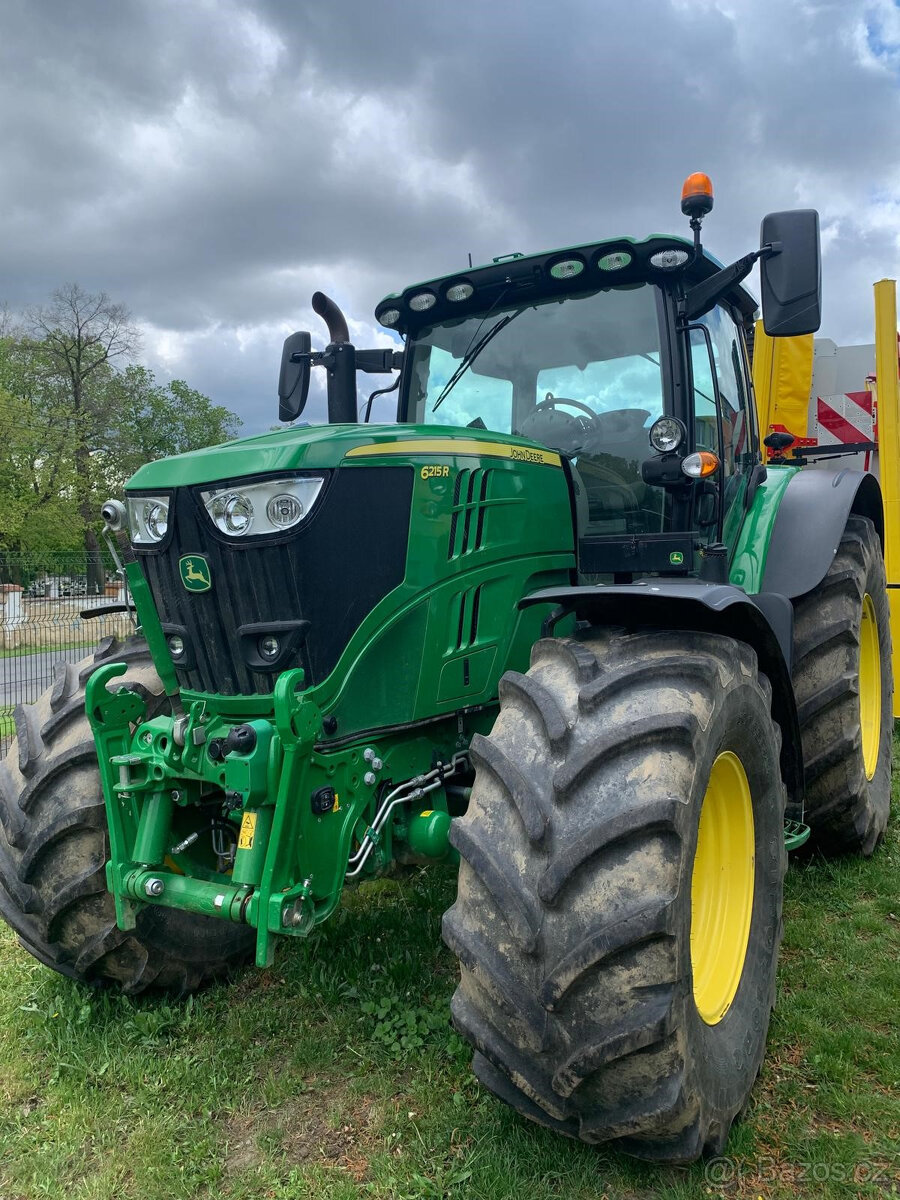 Traktor John Deere 6215R skladem