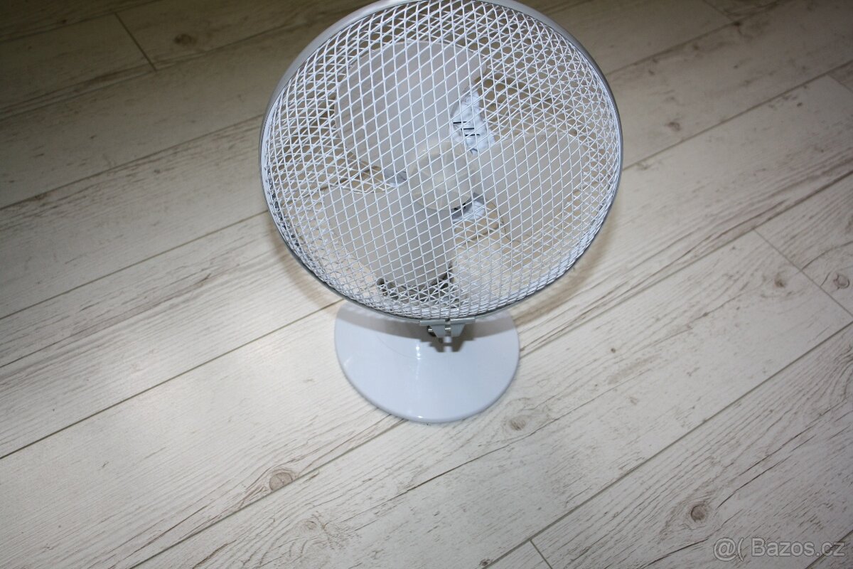 Bílý stolní ventilátor - průměr 30 cm