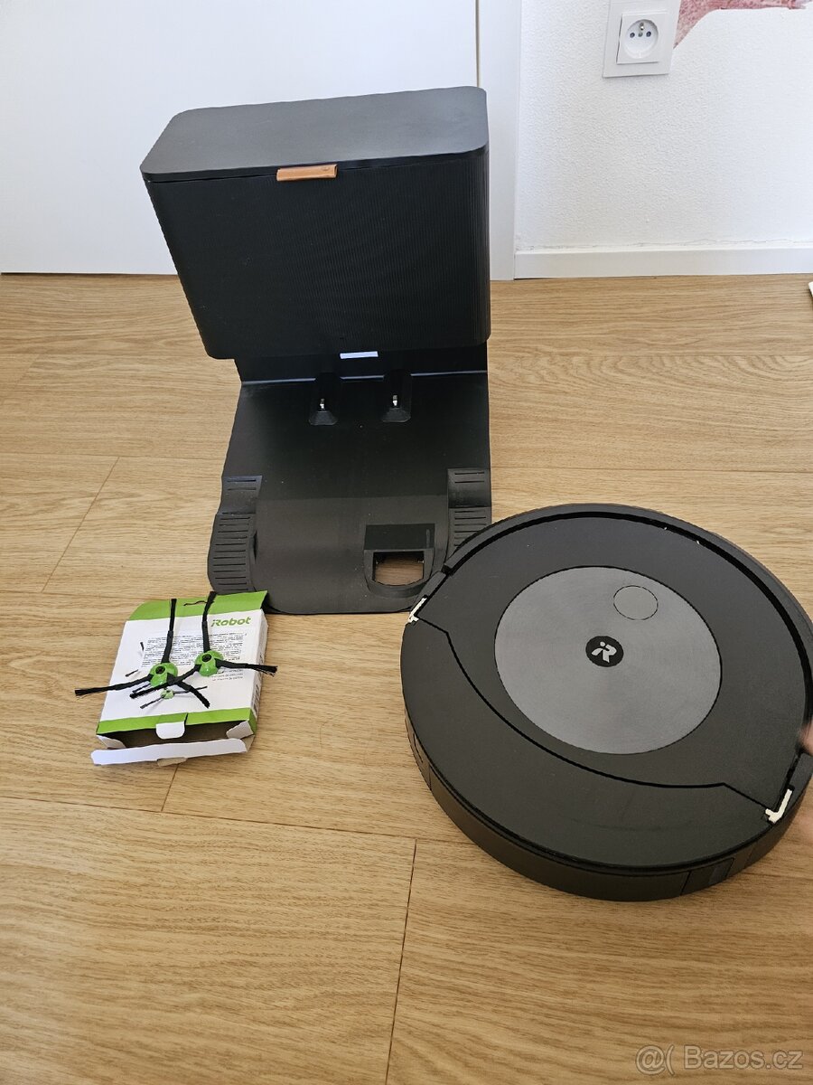 iRobot Roomba Combo J7+ s mopem a základnou