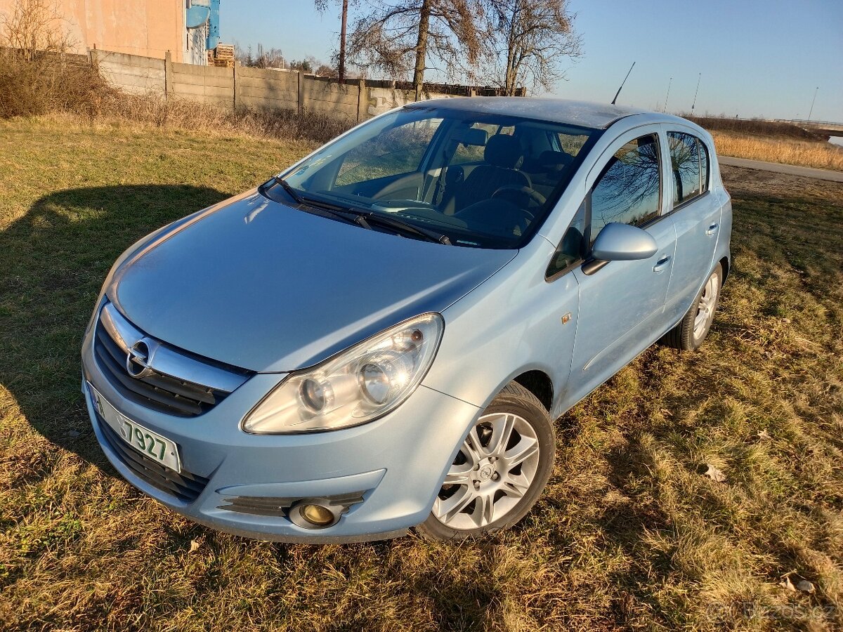 Opel Corsa 1.4 benzín 4 dveře, model 2007, najeto poctivých