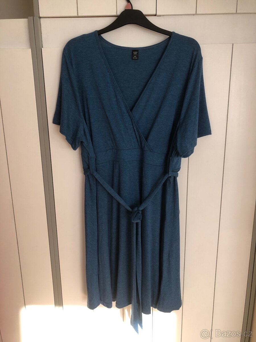 Modré šaty s paskem pod prsy