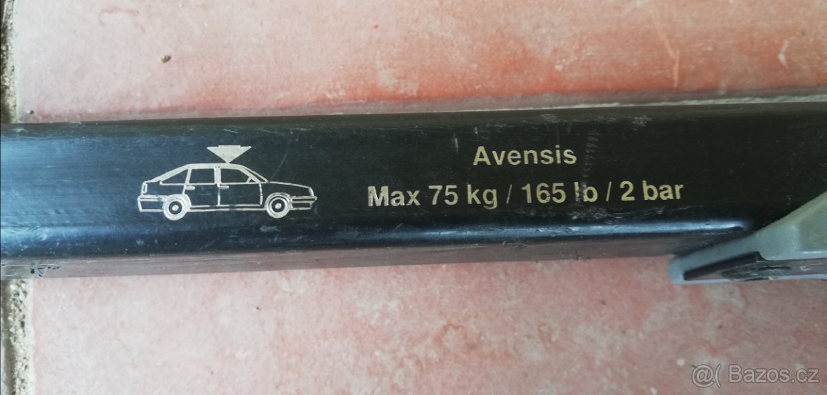 Originální střešní nosiče na Toyota Avensis