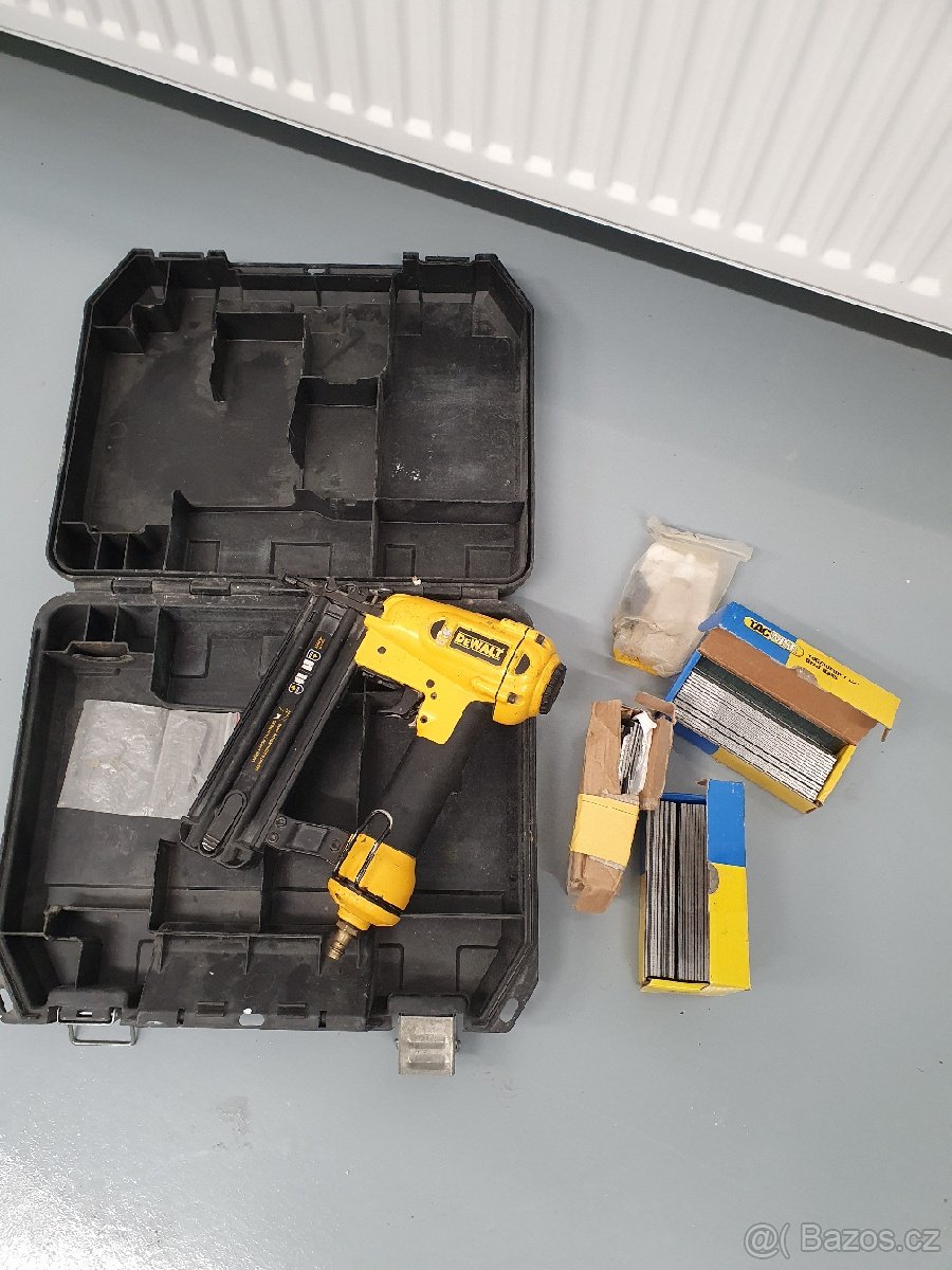 Pneumatická sponkovačka (hřebíkovačka) DEWALT D51238