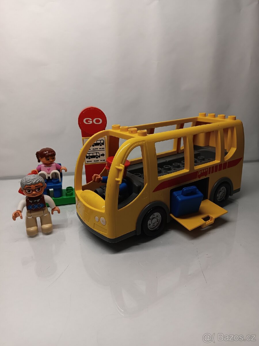 Lego duplo velký žlutý autobus se zastávkou