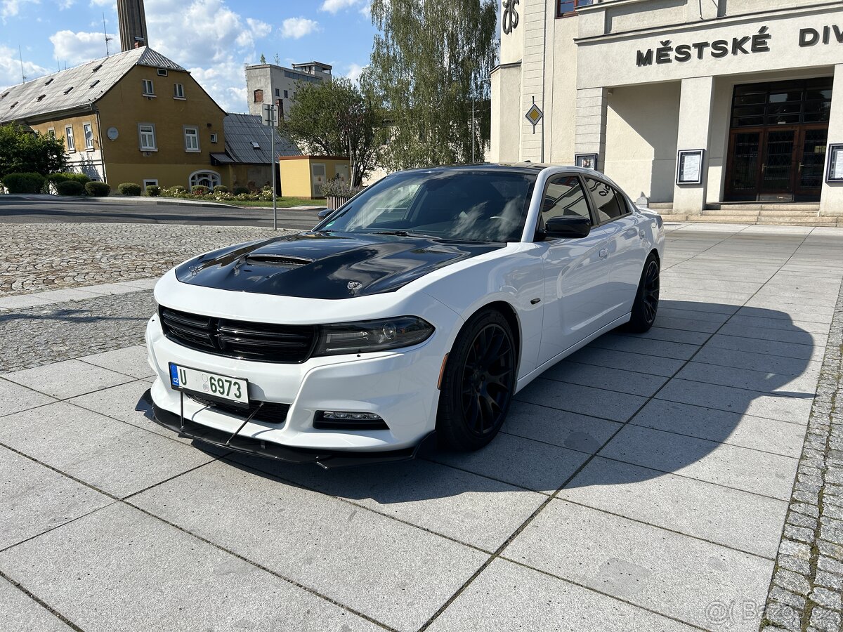 Prodám Dodge Charger 5.7 HEMI