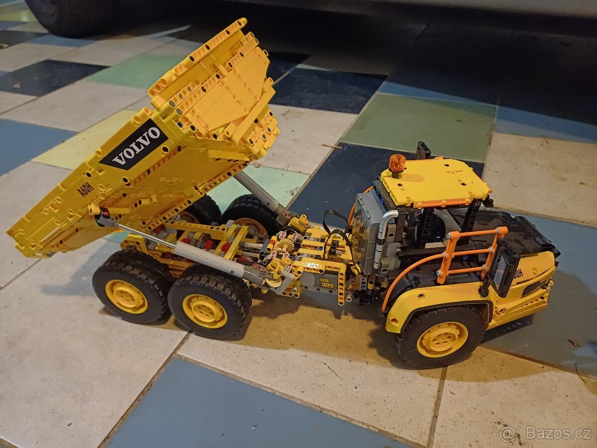 Lego buldozer a nákldní vůz Volvo