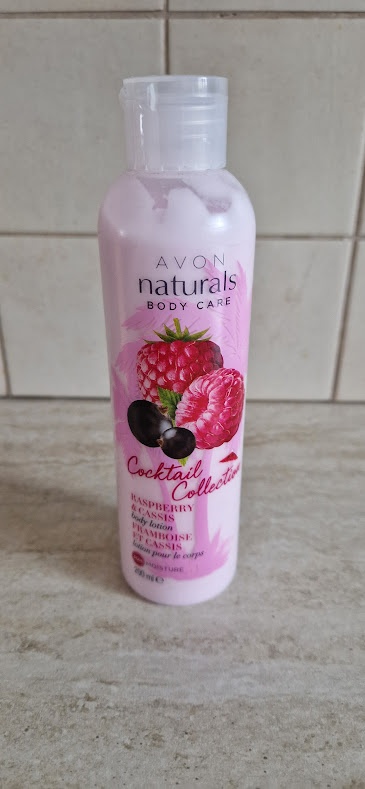 Avon Naturals tělové mléko s malinou a černým rybízem 200 ml