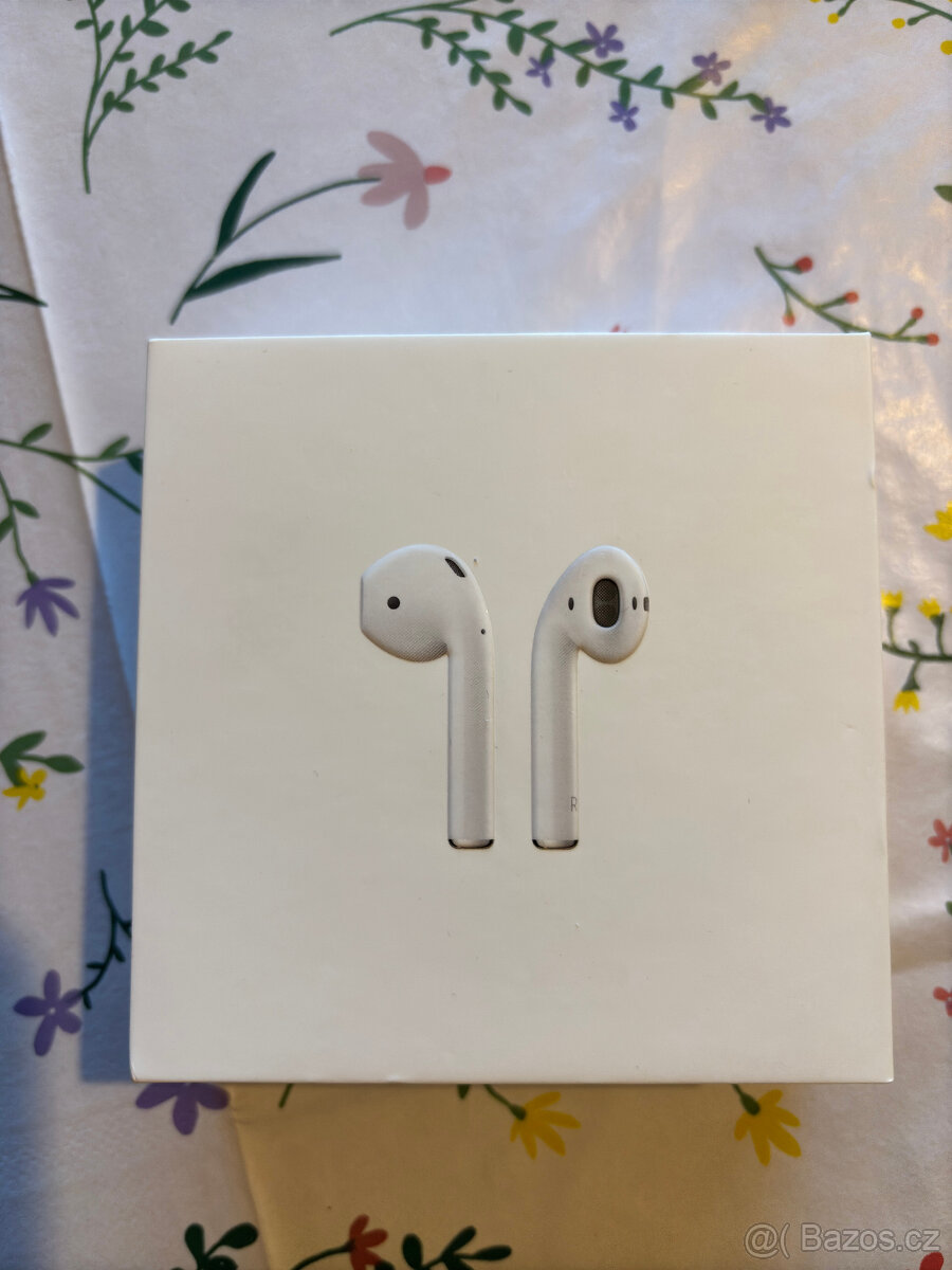 Apple AirPods 2 bezdrátová sluchátka bílá