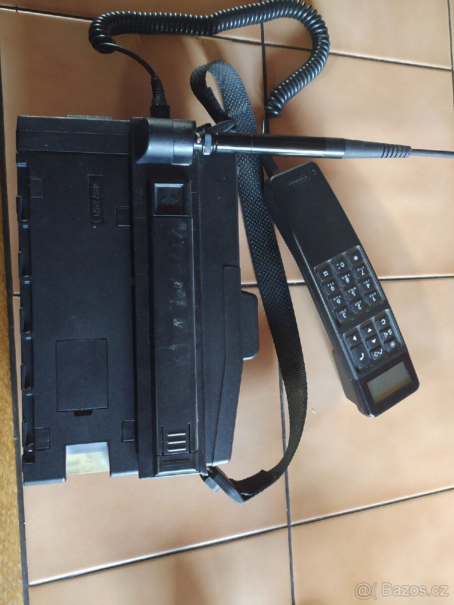 Telefon Siemens P 1. 4 kg těžký.