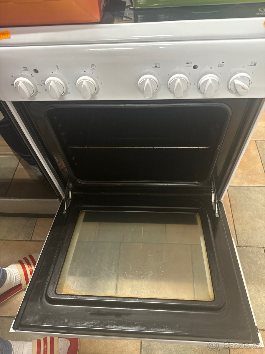 Sporák sklokeramicky 60cm Indesit