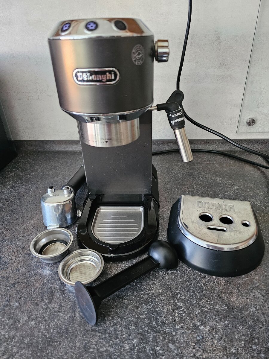 Pákový kavovar DeLonghi Dedica