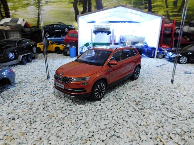 model auta skoda KAROQ  1:18 oranžová farba / Paudi