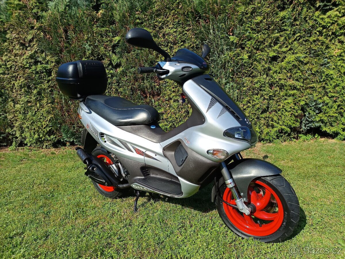 Prodám kvalitní Italský skútr Gilera Runner 50 Sport SP