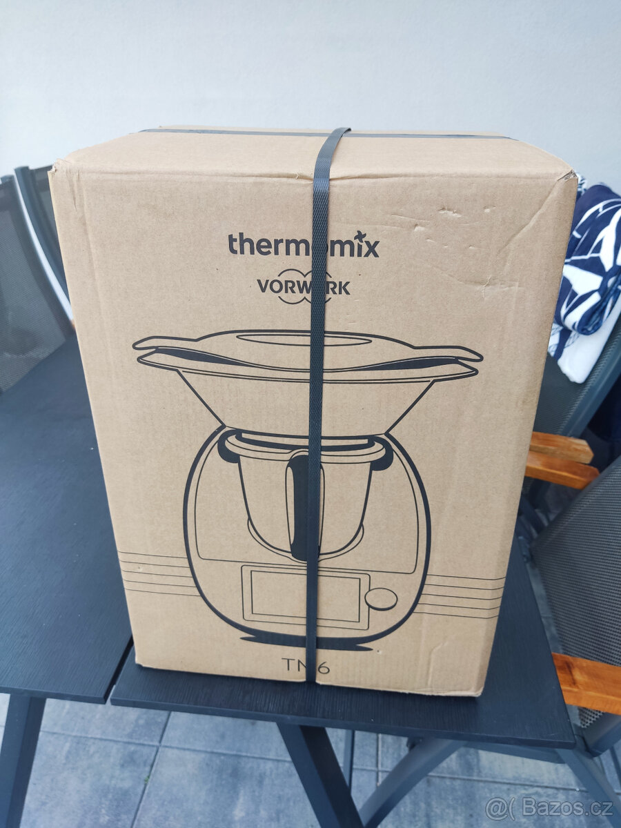 Thermomix TM6 + příslušenstvím  + dárek