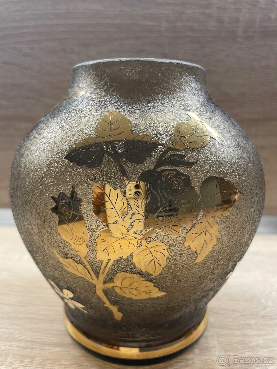 Leptaná skleněná váza se zlaceným zdobením a spodním okrajem