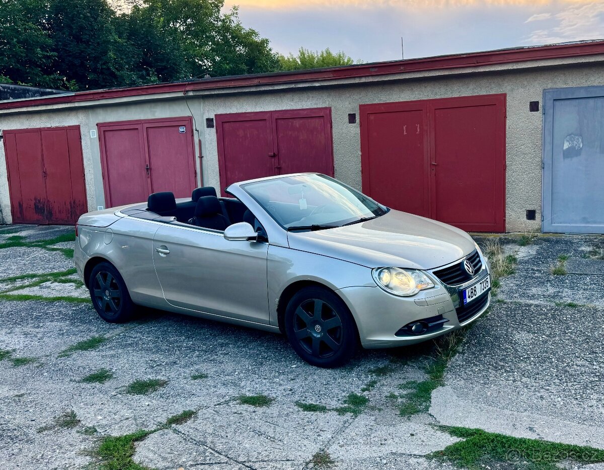 KABRIOLET VOLKSWAGEN EOS, 2.0 TDI ve zlaté barvě