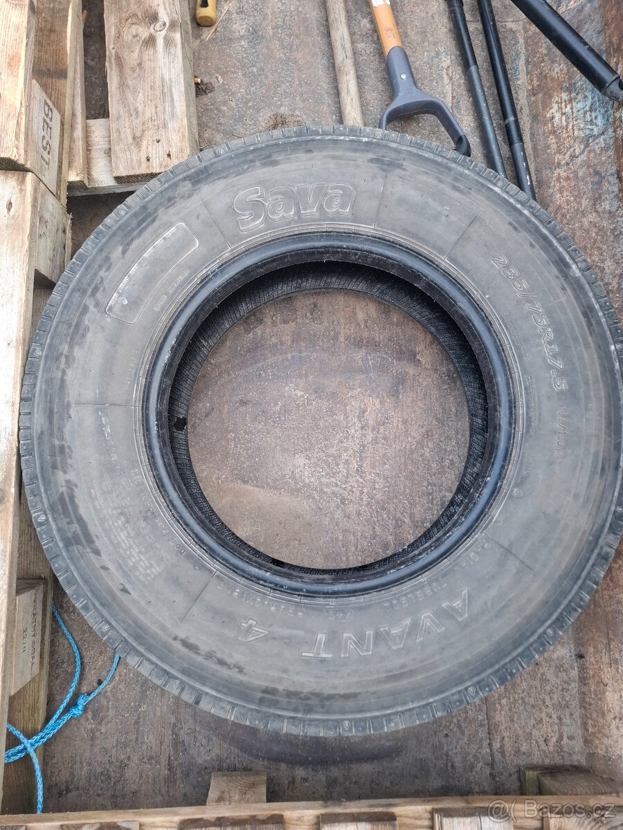 235/75R17.5