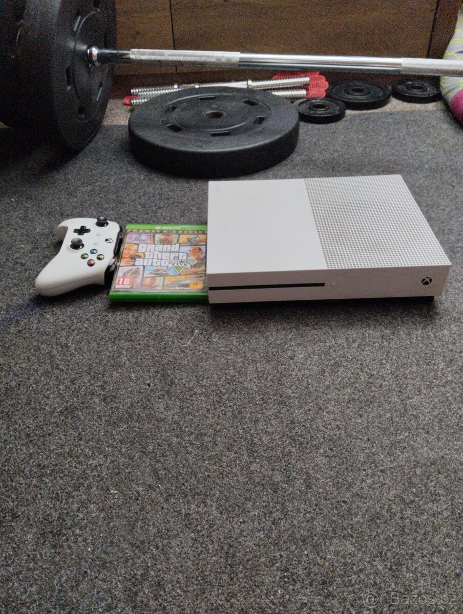 Xbox One S 1TB + GTA 5 + EA FC 25