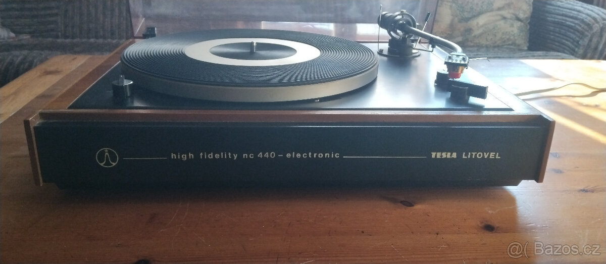 Gramofon Tesla NC-440